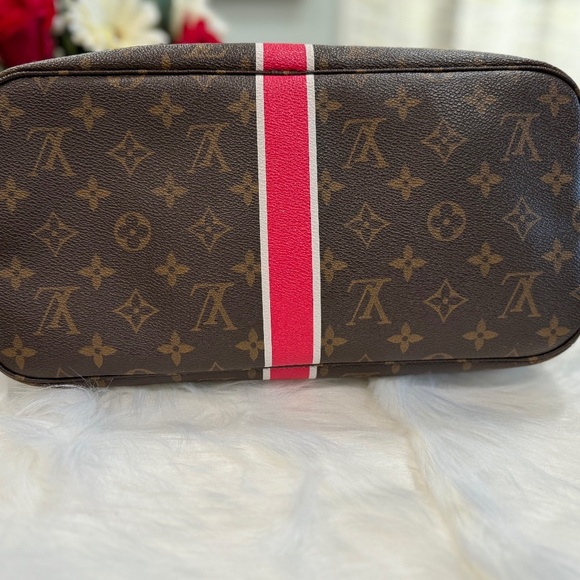 Louis Vuitton Neverfull MM - Picture 8 of 16
